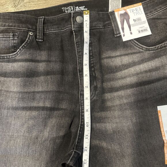 Time and Tru Women's High Rise Curvy Jeans, 29" Inseam for Regular Size 16 Black - Picture 9 of 11
